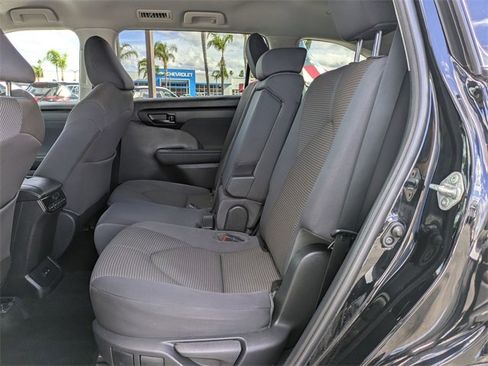 Used 2023 Toyota Highlander LE image 17