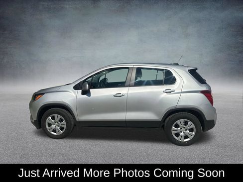 Used 2018 Chevrolet Trax LS FWD image 2