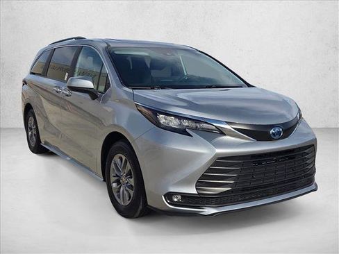 Used 2025 Toyota Sienna XLE image 3