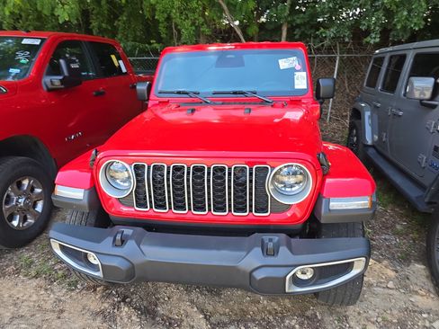 Used 2025 Jeep Wrangler Unlimited Sahara AWD/4WD image 2