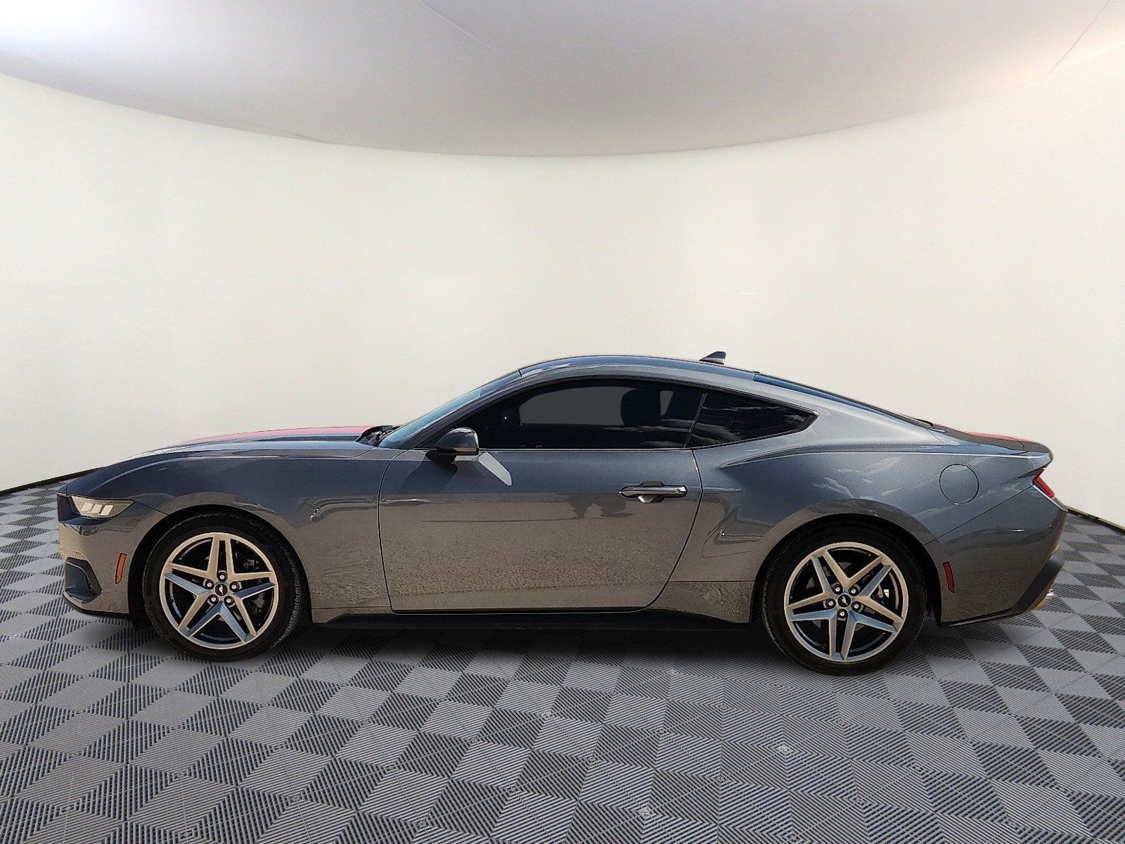 Used 2024 Ford Mustang Coupe RWD image 2
