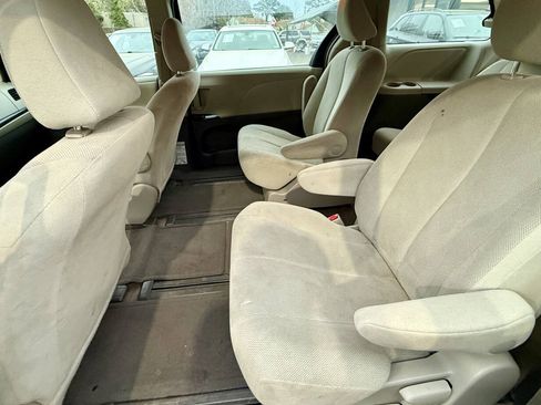Used 2014 Toyota Sienna L FWD image 10