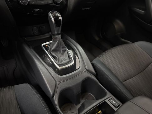 Used 2017 Nissan Rogue SV w/ SV Family Package image 41