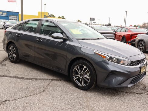 Used 2022 Kia Forte LXS w/ LXS Technology Package image 3