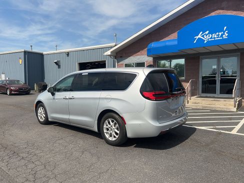 Used 2023 Chrysler Pacifica Touring-L FWD image 4