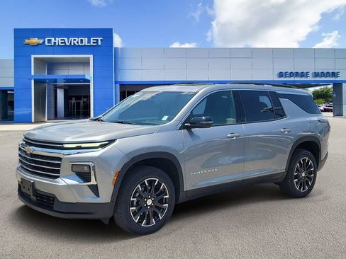 Certified 2026 Chevrolet Traverse LT w/ Sun and Wheel Package FWD image 2