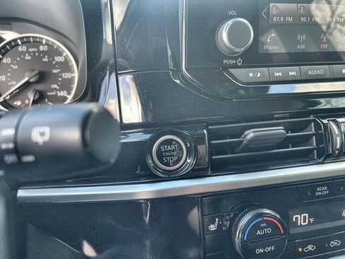 Used 2022 Nissan Pathfinder SV w/ SV Premium Package image 16