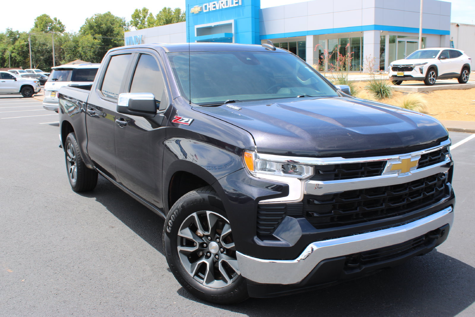 Used 2022 Chevrolet Silverado 1500 LT w/ Z71 Off-Road Package AWD/4WD image 2