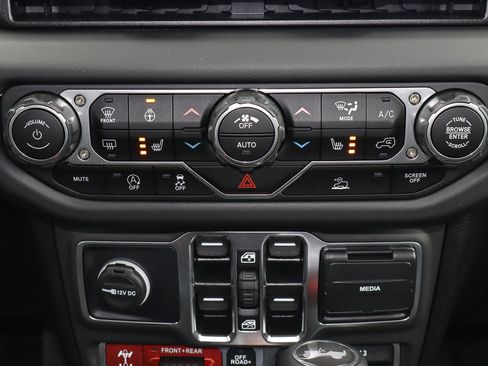 Used 2025 Jeep Wrangler Unlimited Rubicon w/ Convenience Group image 23