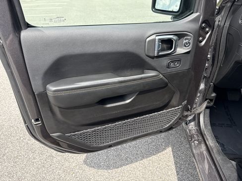 Used 2025 Jeep Wrangler Unlimited Sahara AWD/4WD image 13