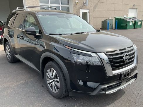 Used 2025 Nissan Pathfinder SL AWD/4WD image 3