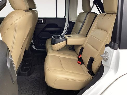 Used 2018 Jeep Wrangler Unlimited Sahara image 13