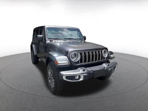 Used 2025 Jeep Wrangler Unlimited Sahara AWD/4WD image 3