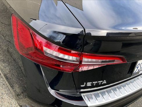 Certified 2024 Volkswagen Jetta SE w/ Panoramic Sunroof Package image 28