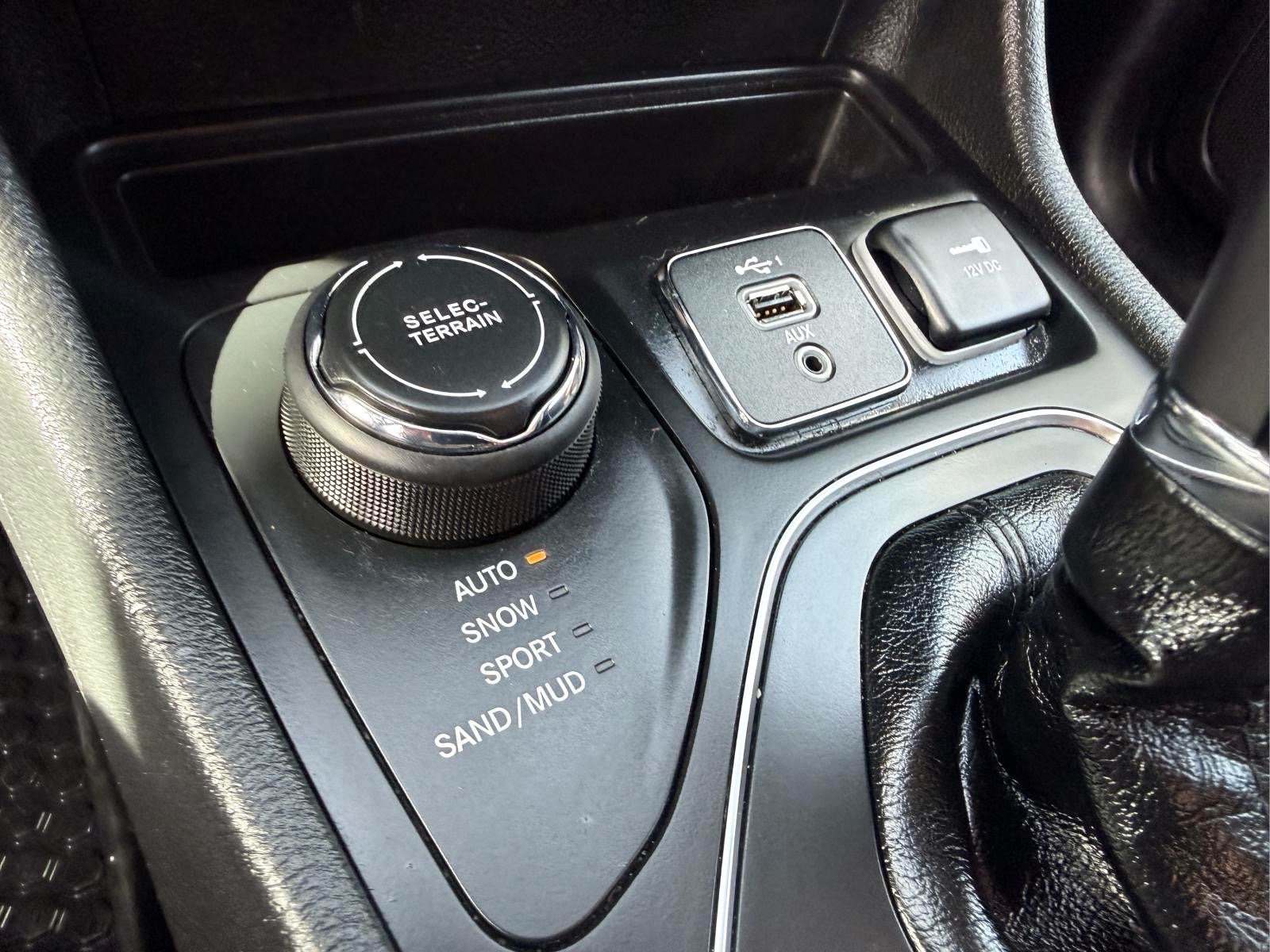 Used 2019 Jeep Cherokee Latitude Plus w/ Cold Weather Group AWD/4WD image 24
