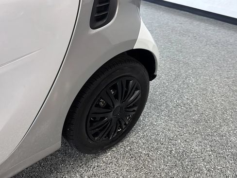 Used 2017 smart fortwo pure RWD image 30