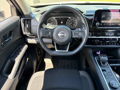 Used 2024 Nissan Pathfinder SV AWD/4WD image 17