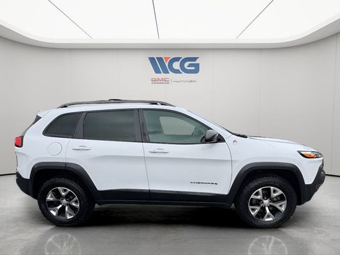 Used 2018 Jeep Cherokee Trailhawk AWD/4WD image 3