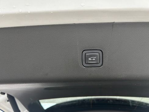 Used 2023 Chevrolet Traverse RS FWD image 34