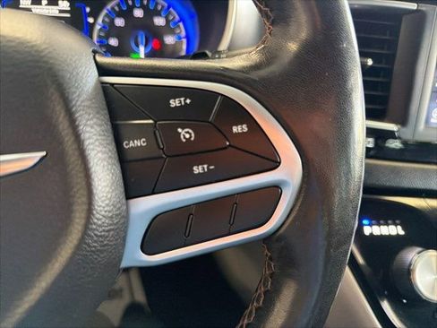 Used 2020 Chrysler Pacifica Touring-L FWD image 19