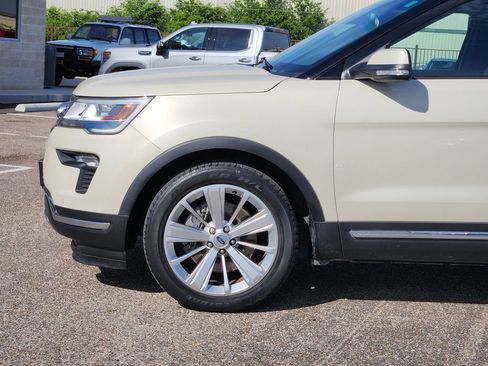 Used 2018 Ford Explorer Limited w/ Ford Safe & Smart Package FWD image 9