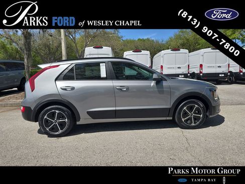 Used 2023 Kia Niro LX image 3