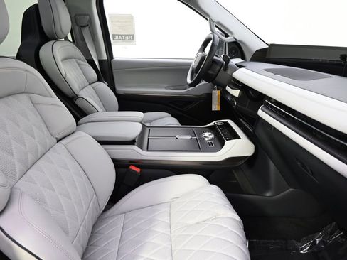 New 2026 Lincoln Navigator L Black Label AWD/4WD image 16