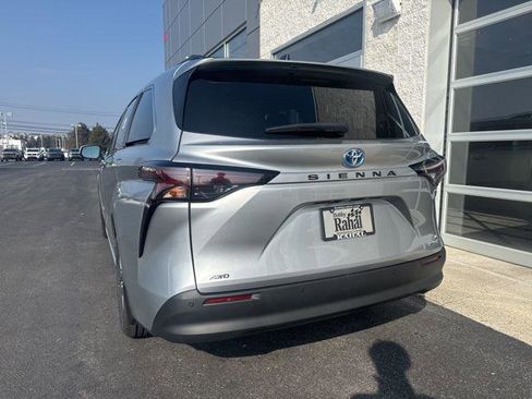 Certified 2023 Toyota Sienna XLE image 5
