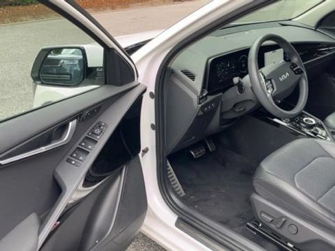 Used 2023 Kia Niro Wave w/ Wave Preserve Package FWD image 4