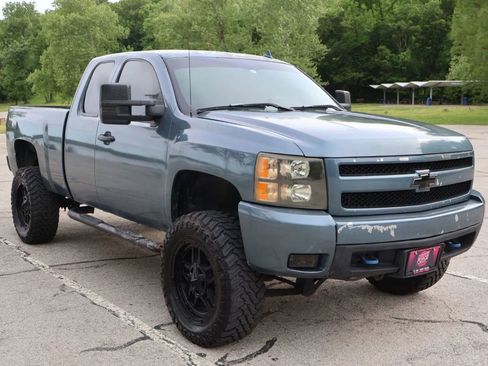 Used 2007 Chevrolet Silverado 1500 LT w/ 1LT Convenience Package AWD/4WD image 3
