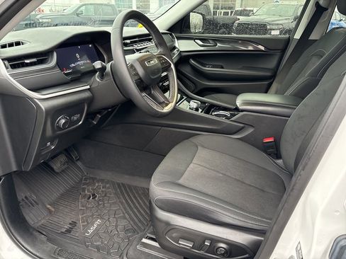 Certified 2023 Jeep Grand Cherokee Laredo image 9