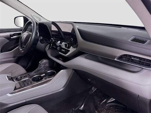 Certified 2025 Toyota Highlander Limited image 31
