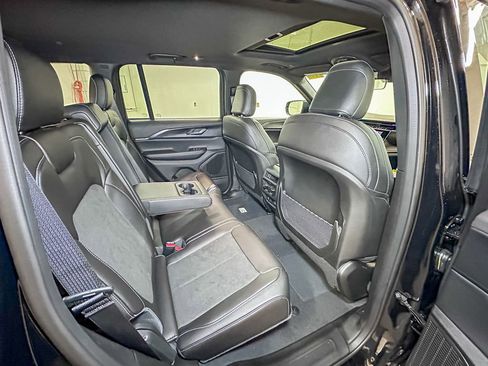 New 2025 Jeep Grand Cherokee Laredo image 4