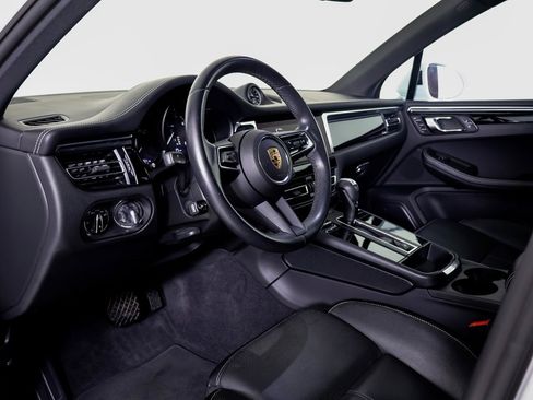 Certified 2024 Porsche Macan w/ Premium Plus Package image 4