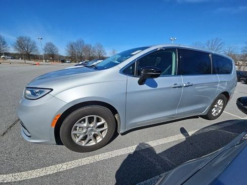 Used 2024 Chrysler Pacifica Touring-L image 3