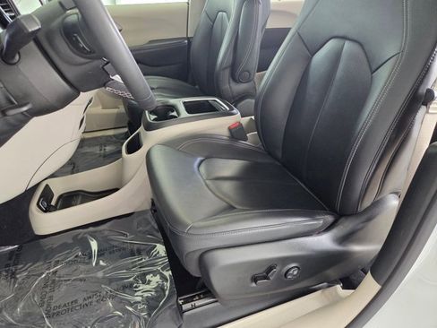 Used 2024 Chrysler Pacifica Touring-L image 15