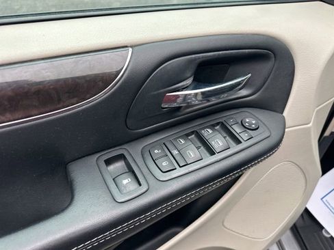 Used 2016 Chrysler Town & Country Touring FWD image 9