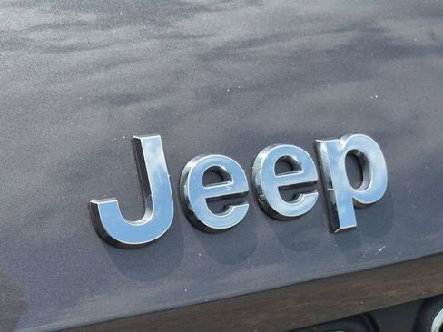 Used 2023 Jeep Grand Cherokee Laredo AWD/4WD image 7