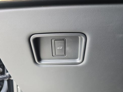 Used 2025 Land Rover Range Rover Sport image 27