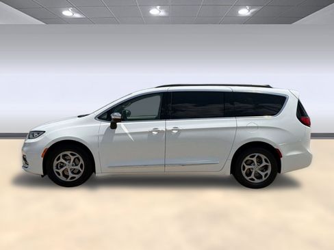 Used 2023 Chrysler Pacifica Limited FWD image 2