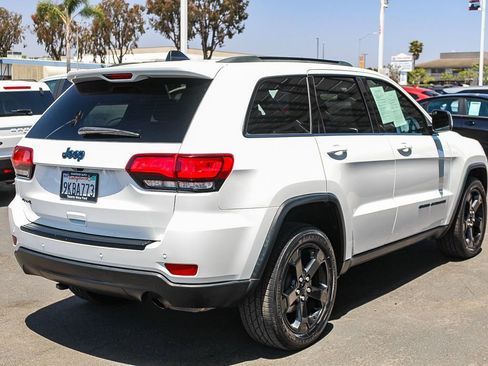 Used 2018 Jeep Grand Cherokee Laredo AWD/4WD image 9