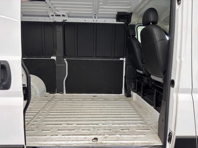 Used 2025 RAM ProMaster 2500 w/ Convenience Group FWD image 9