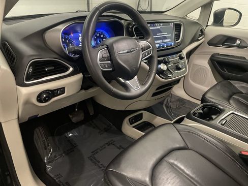 Used 2023 Chrysler Pacifica Touring-L FWD image 4