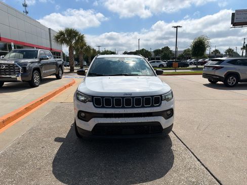 Used 2024 Jeep Compass Latitude AWD/4WD image 6