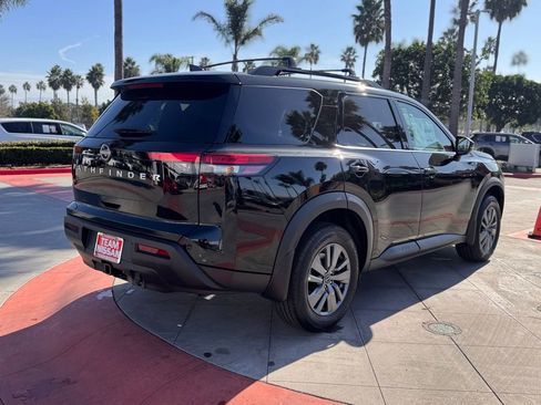 New 2025 Nissan Pathfinder SV image 7