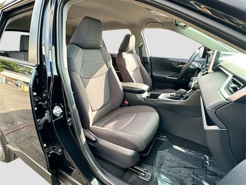 Used 2025 Toyota RAV4 XLE image 25