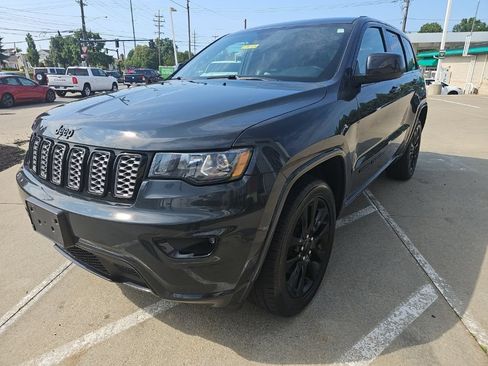 Used 2018 Jeep Grand Cherokee Altitude AWD/4WD image 7
