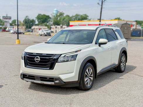 Used 2023 Nissan Pathfinder SL w/ Black Appearance Package AWD/4WD image 7
