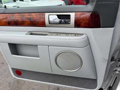 Used 2004 Lincoln Navigator Luxury image 23