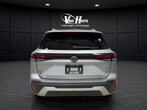Used 2025 Volkswagen Tiguan SE w/ Panoramic Sunroof Package AWD/4WD image 6